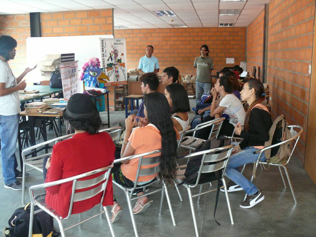 Biblioteca de UNEARTE recibe donación de libros hecha por Grupo Comediantes de Mérida