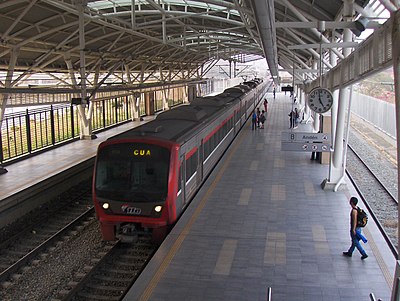 400px-Tren_nuevo_entrendo_a_estación_Cua
