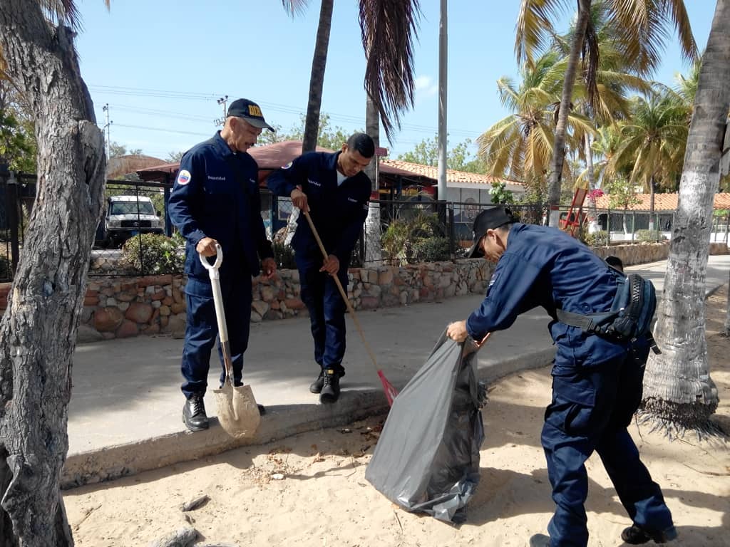 Oficiales-de-Corposervica-realizan-jornada-de-saneamiento-en-playa-San-Luis-del-estado-Sucre-5