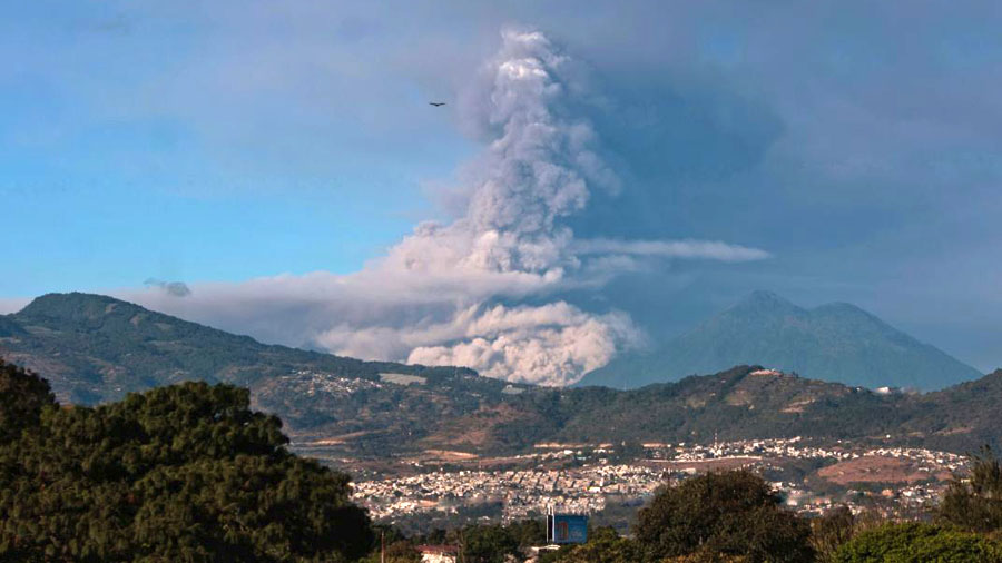 Inhabilitan cuatro poblaciones cercanas al volcán de Fuego en Guatemala -  Yvke Mundial | De La Mano Con El Pueblo
