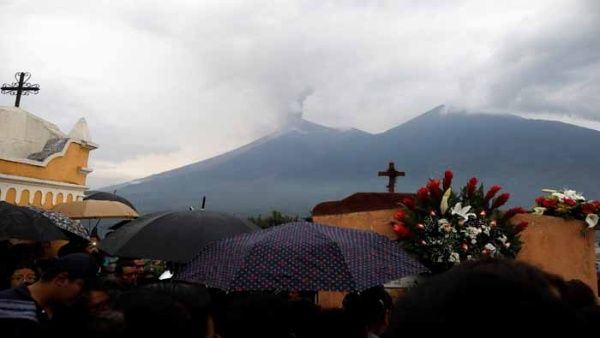 funeral_de_un_rescatista_el_5_de_junio_de_2018_en_guatemala_producto_de_la_erupcixn_del_volcxn_de_fuego_-_reuters