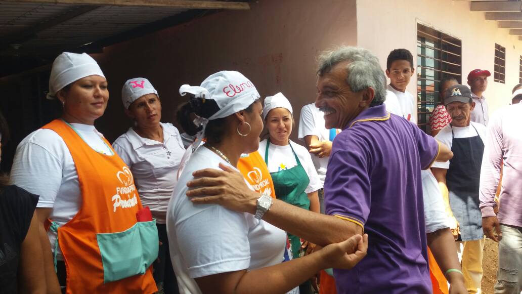 Foto-3_-Madres-cocineras-compartieron-con-Francisco-Graterol-próximo-alcalde-del-municipio-Miranda