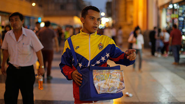 Joven venezolano trabaja hasta altas horas de la noche