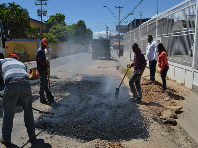 Alcalde Francisco González inspecciona rehabilitacion calle Milano