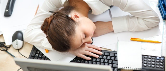 Tengo-sueño-en-el-trabajo-Trucos-para-quitar-el-sueño