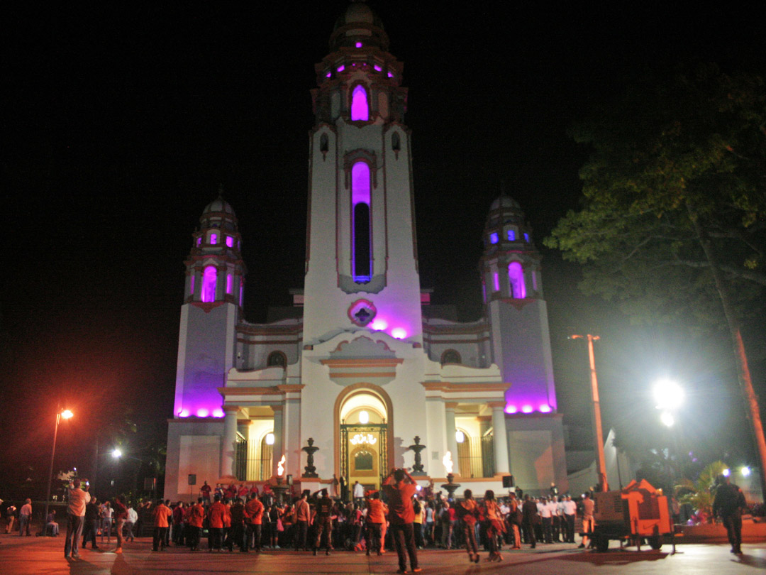 Panteón Nacional se ilumina de violeta contra la violencia de género (7)