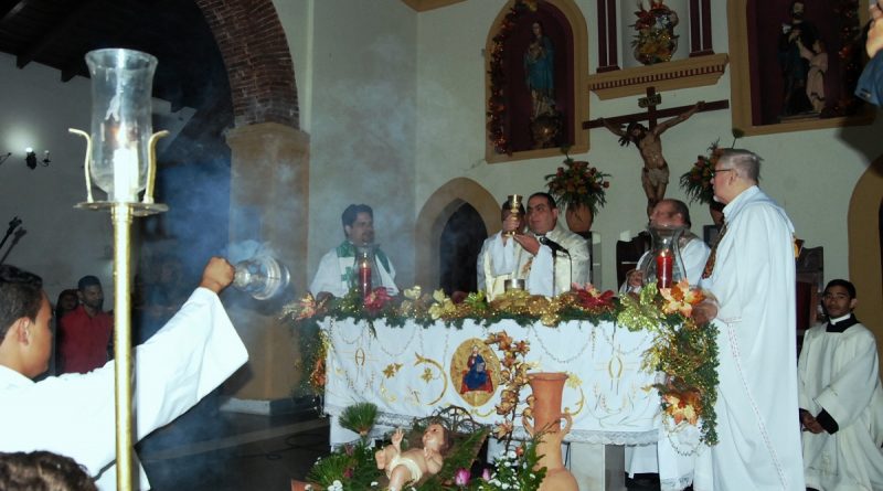 La-solemne-misa-fue-presidida-por-el-Presbítero-Enmanuel-González-1200-800x445