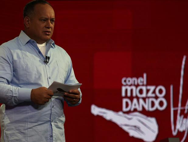 Diosdado-Cabello_con_el_mazo_dando