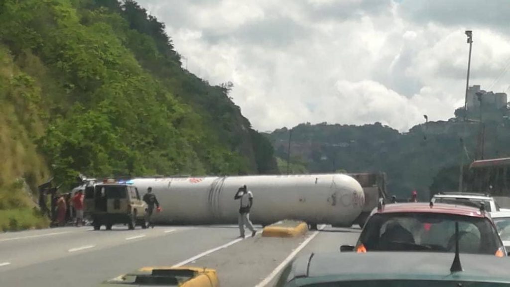 EL-ministro-Quevedo-denunció-el-corte-de-frenos-de-la-unidad-cisterna-que-derivó-en-el-siniestro-ocurrido-en-el-viaducto-Caracas-La-Guaira-1024x577