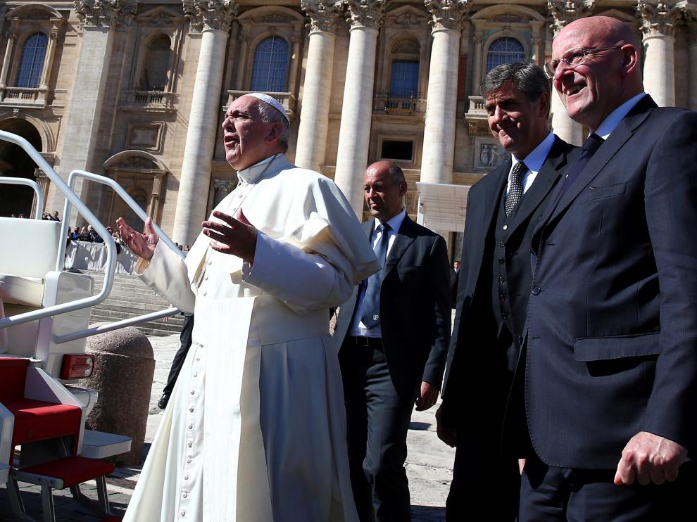 el-papa-con-el-jefe-de-seguridad-del-vaticano-domenico-giani-a-la-derecha-en-una-imagen-del-pasado-12-de-octubre