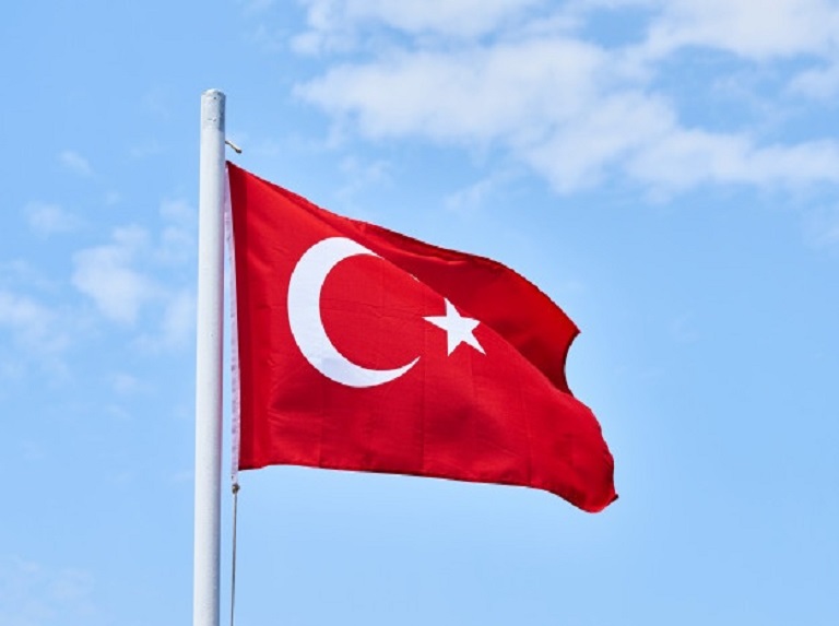 bandera-turca-fondo-cielo_1122-5930