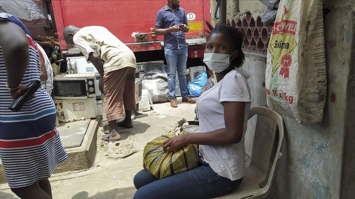 una-mujer-nigeriana-mercado-lagos-1584646425302