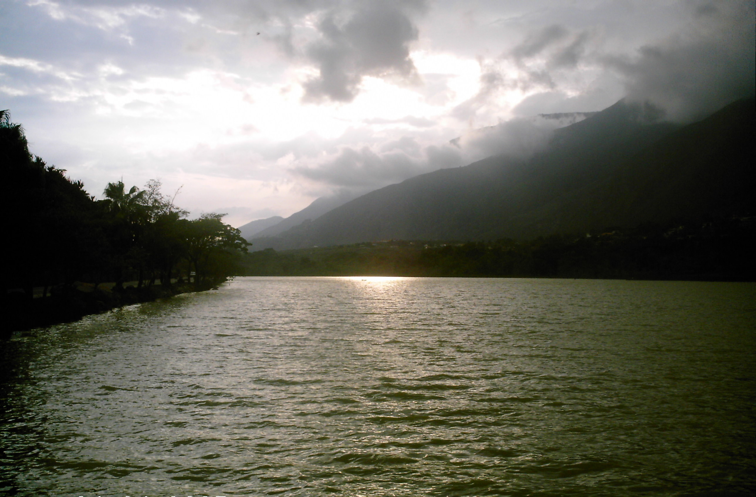 Vista panorámica de la Laguna de Urao en Mérida