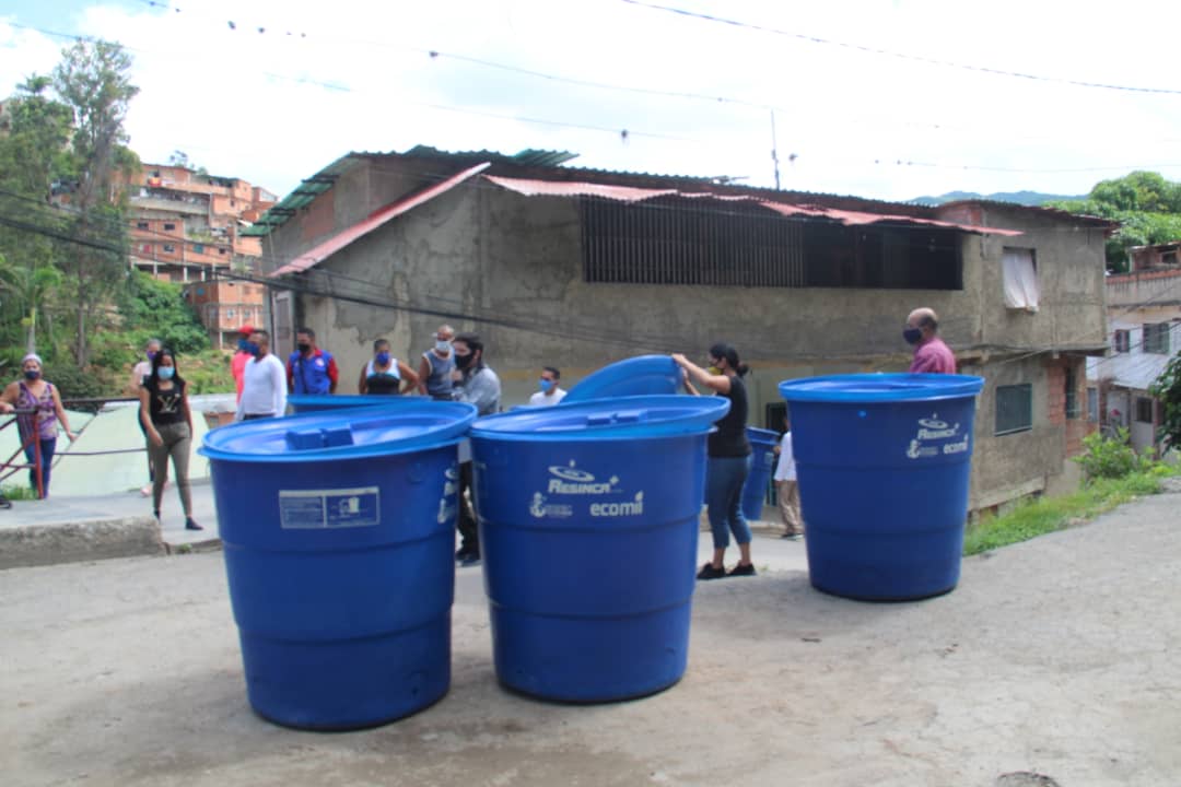 Comunidad de Onoto en Caricuao recibió 15  tanques de almacenamiento de agua (1)