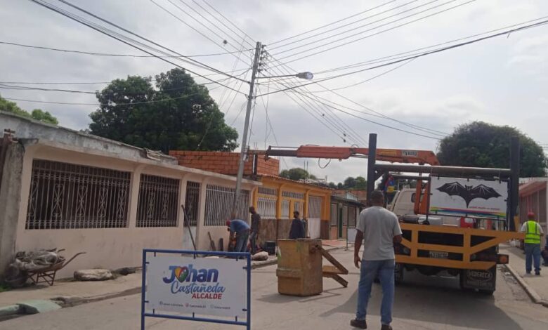 Recuperan postes en condición de riesgo en Guacara