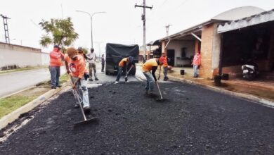 Se aplicó 100 toneladas de asfalto en sector Buenaventura de Los Guayos