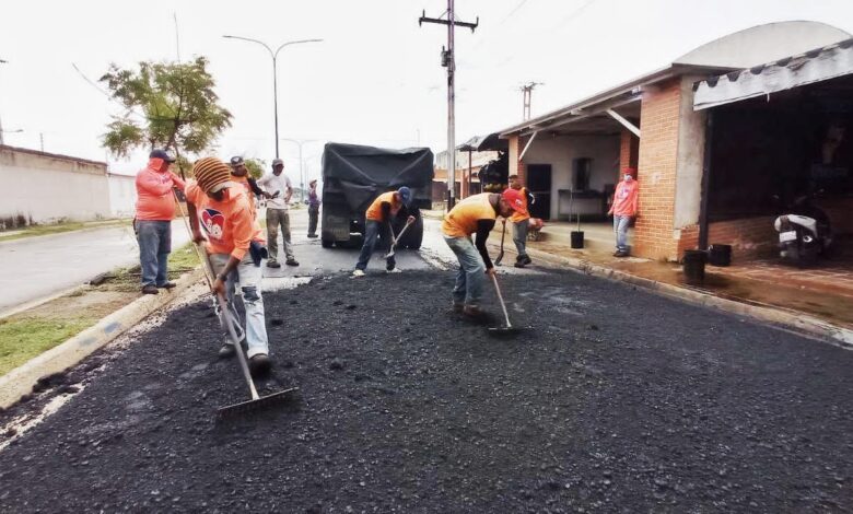 Se aplicó 100 toneladas de asfalto en sector Buenaventura de Los Guayos
