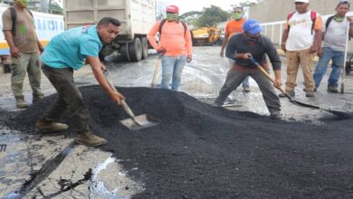 En las parroquias Sucre y 23 de Enero se colocó más de 30 toneladas de asfalto caliente