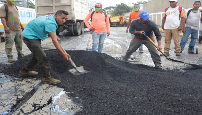 En las parroquias Sucre y 23 de Enero se colocó más de 30 toneladas de asfalto caliente