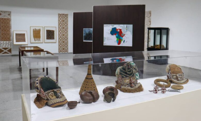 Inauguraron la exposición "Arte y reparación: una cita con el Congo" en el Museo de Bellas Artes