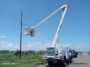 Corpoelec instaló más de 4 mil metros de conductor y 20 postes para optimizar el servicio eléctrico