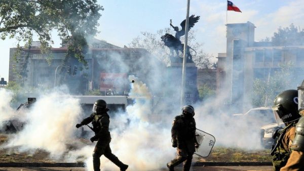 Carabineros reprimen manifestaciones sociales en Chile