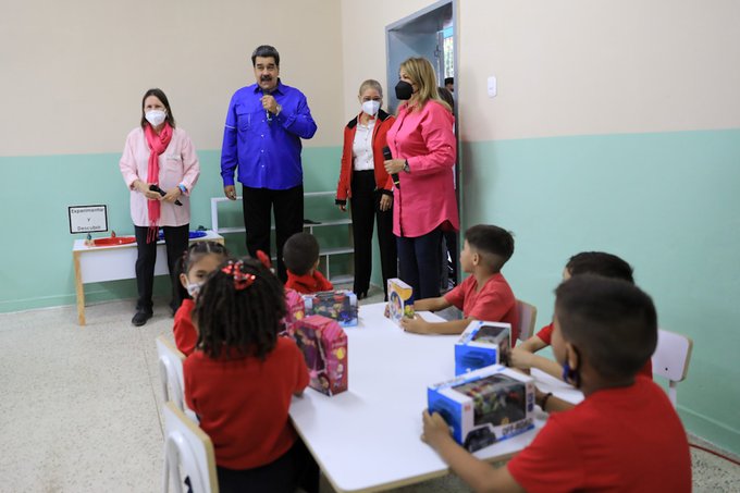 Maduro hizo un recorrido por la escuelas en este inicio de clases