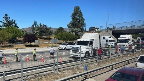 Paro de camioneros en Chile es por alza en combustible