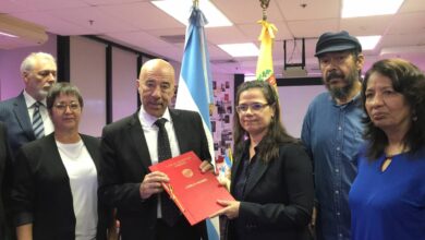 Diputados de la AN consignaron el "Acuerdo por Hebe de Bonafini" ante Embajada de Argentina