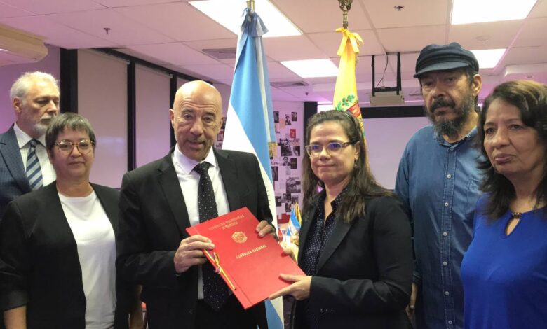 Diputados de la AN consignaron el "Acuerdo por Hebe de Bonafini" ante Embajada de Argentina