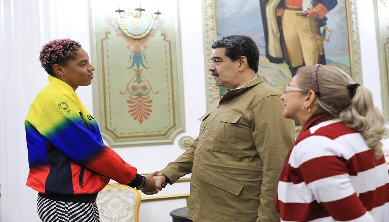 Presidente Maduro recibió en el Palacio de Miraflores a la destacada deportista venezolana Yulimar Rojas