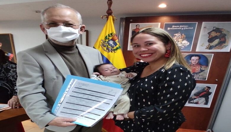 Consulado de Venezuela en Ecuador entregó Registro de nacimiento a 80 niños