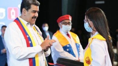 Jefe de Estado encabezó el acto de graduación de los médicos y enfermeros especialistas del Sistema Público Nacional de Salud
