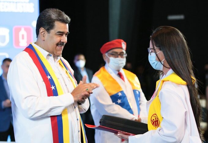 Jefe de Estado encabezó el acto de graduación de los médicos y enfermeros especialistas del Sistema Público Nacional de Salud