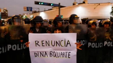 Peruanos exigen renuncia de Boluarte