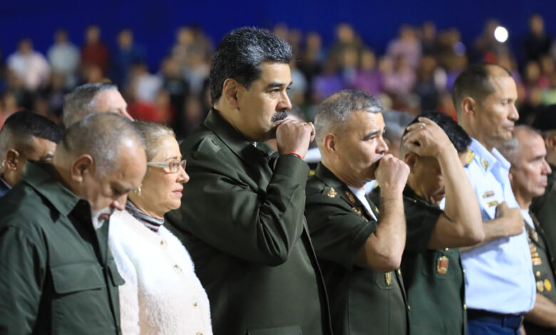 Maduro: "Comandante aquí estamos de pie victoriosos y avanzando hacia los nuevos escenarios"