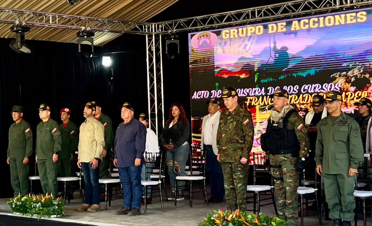 Defensor P Blico General Acompa Acto De Clausura De Los Cursos De