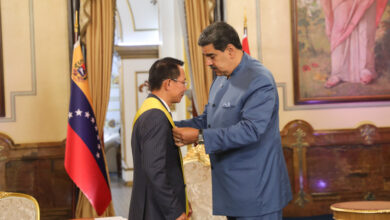 Presidente Maduro condecora al embajador de VietnamLe Viet Duyen con la Orden Francisco de Miranda en su Primera Clase