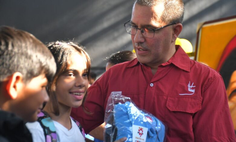 Entregan uniformes escolares "Hecho en Comunas" a estudiantes de U.E.N.B. "Manuel Palacio Fajardo"