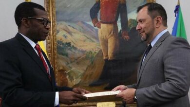 Yván Gil recibió las Copias de Estilo del Embajador designado de Guinea Ecuatorial