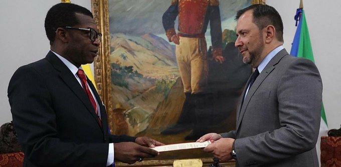 Yván Gil recibió las Copias de Estilo del Embajador designado de Guinea Ecuatorial