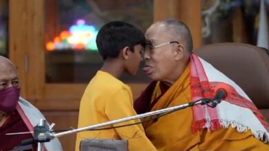 Dalái Lama se disculpa después que beso a un niño y el vídeo se viralizó en las redes