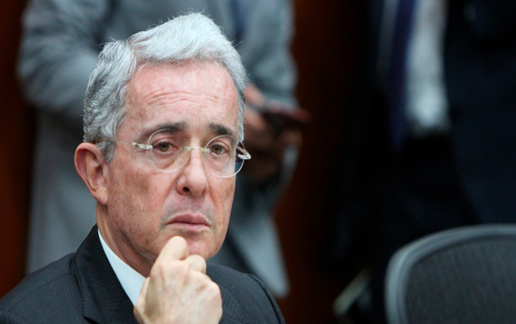 Expresidente colombiano Álvaro Uribe podría ir a juicio