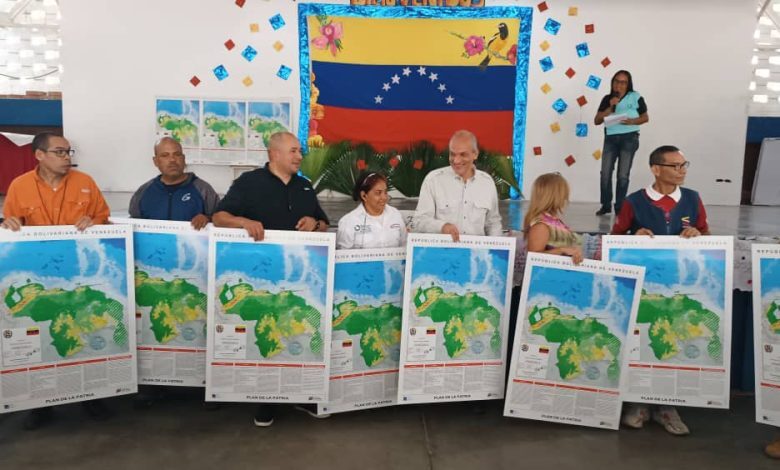 Gobierno Bolivariano entrega Mapa Oficial de Venezuela en escuelas de Miranda
