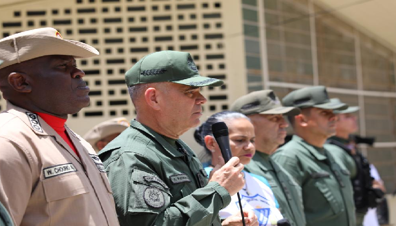 Ministro Padrino López supervisa avances de Bricomiles en escuela Dr. Caracciolo Parra León