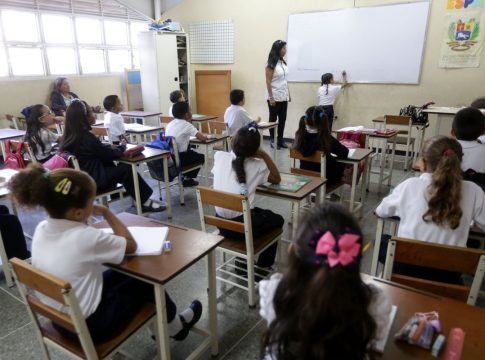 Miranda: Comuna "José Félix Ribas" confecciona 32 mil combos de uniformes escolares