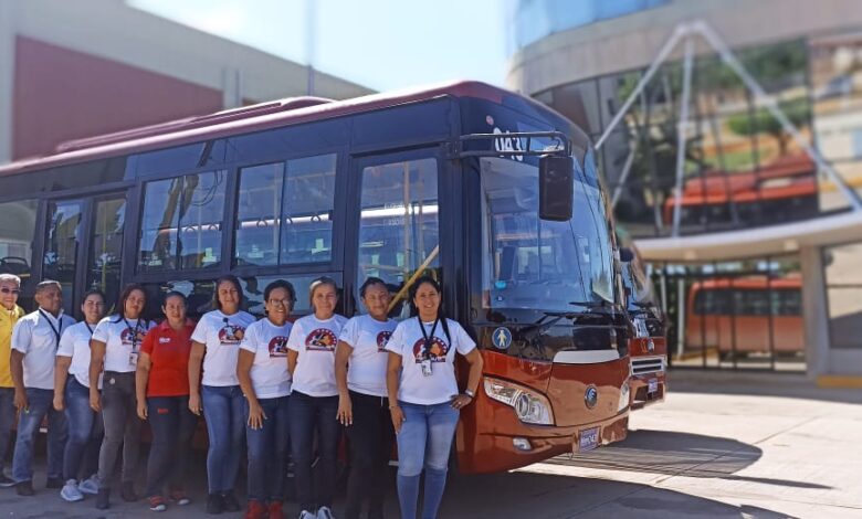 Integrantes del Movimiento de mujeres Manuela Sáenz participan en el curso de inducción como operadoras de Metrobuses