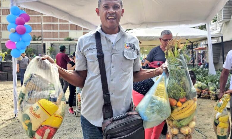 Gobierno Bolivariano atendió a trabajadores del Minppau con beneficio alimentario
