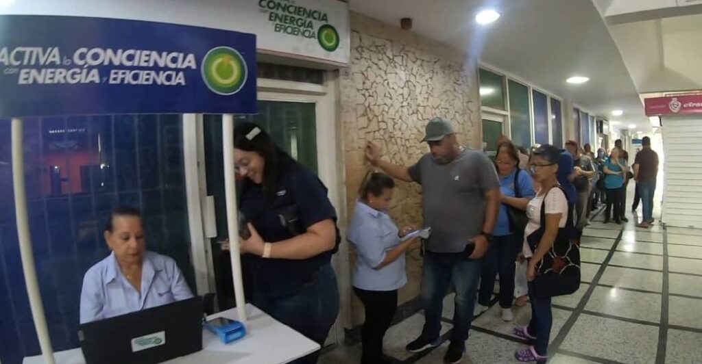 Fuerza trabajadora de Corpoelec atiende a usuarios residenciales y comerciales en Zulia