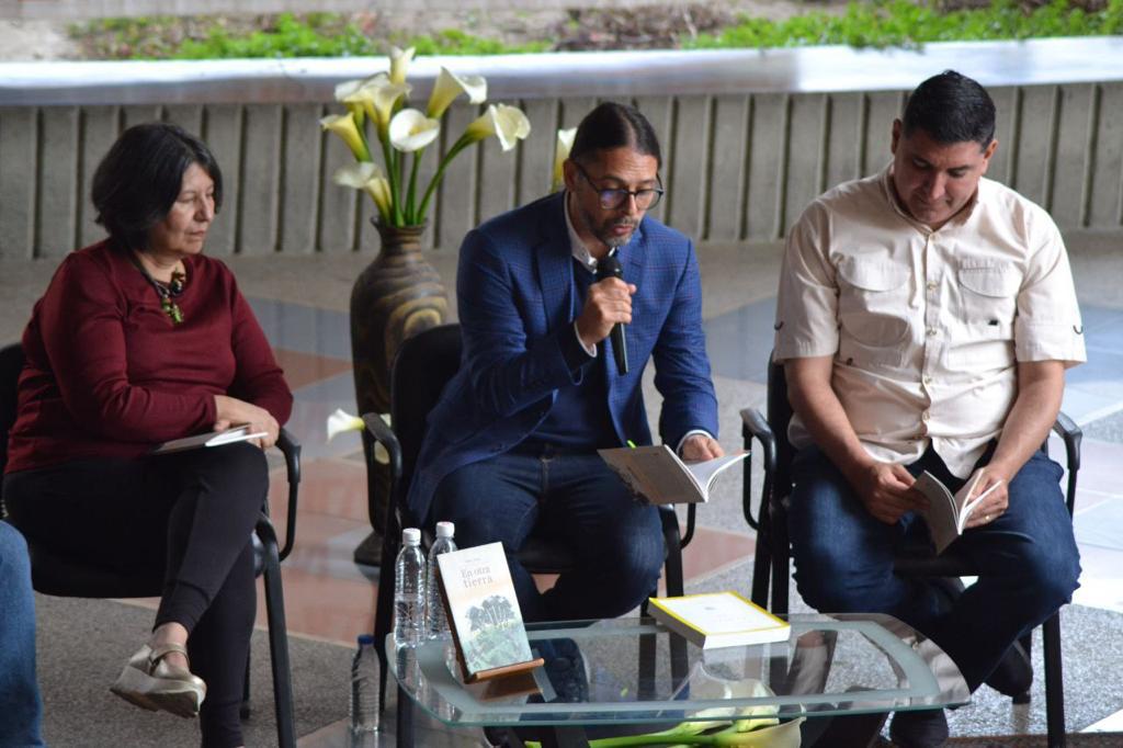 Poeta Freddy Ñañez presentó su libro 